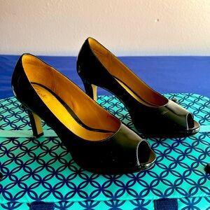 CLARKS size 9 patent leather heels